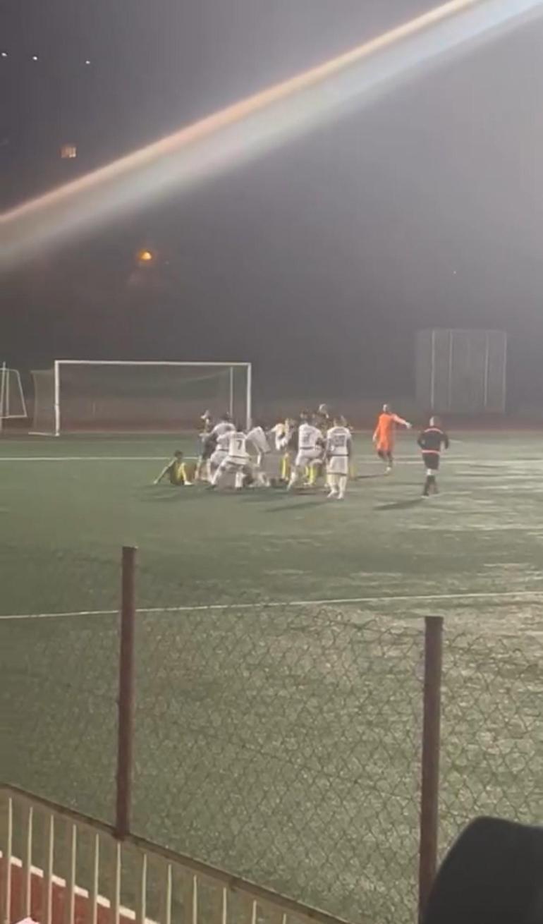 Kocaeli’de amatör maçta futbolcular tekme tokat birbirine girdi