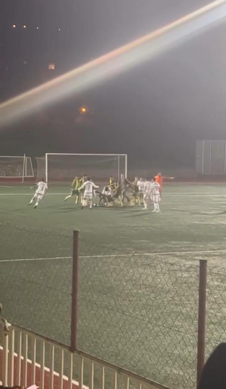 Kocaeli’de amatör maçta futbolcular tekme tokat birbirine girdi