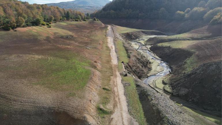 Su seviyesi düştü Tarihi yolun kalıntıları gün yüzüne çıktı
