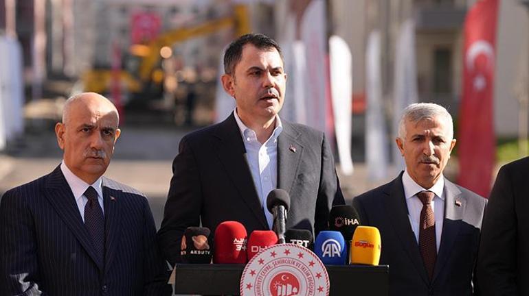 Depremdeki gözyaşları yeni evlerinde mutluluğa dönüştü: Koyunlu çifti Bakan Kurum’u bu kez sevinç gözyaşlarıyla karşıladı