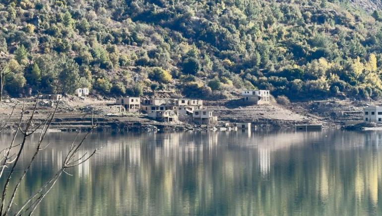 Kuraklık KKTCye içme suyu sağlayan barajı da vurdu Su altındaki köy ortaya çıktı