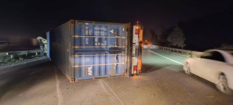 Hatay’da etkili olan fırtına kamyonet ve tırları devirdi