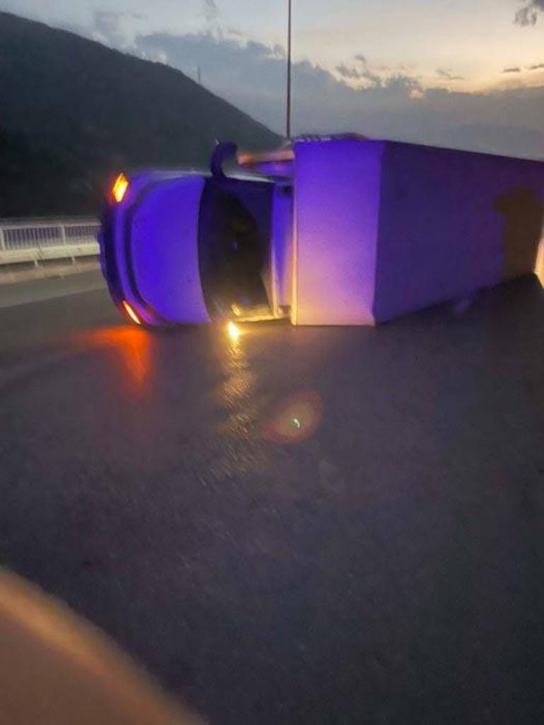 Hatay’da etkili olan fırtına kamyonet ve tırları devirdi