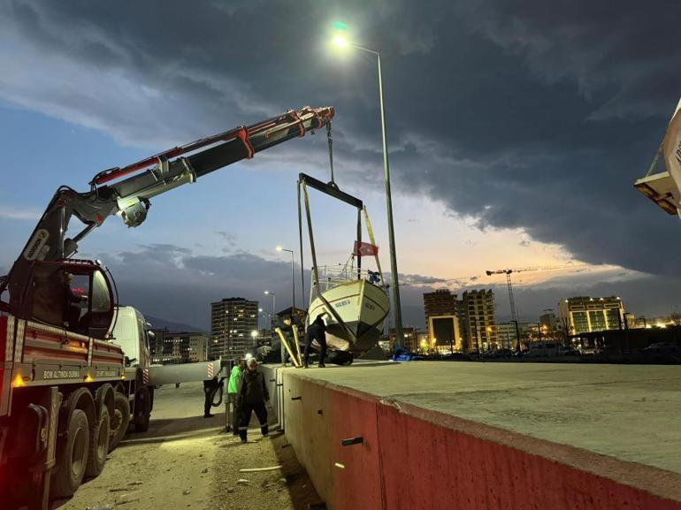 Hatay’da etkili olan fırtına kamyonet ve tırları devirdi