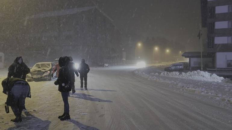 Bursada yoğun kar var Ekipler yolların kapanmaması için aralıksız çalışıyor