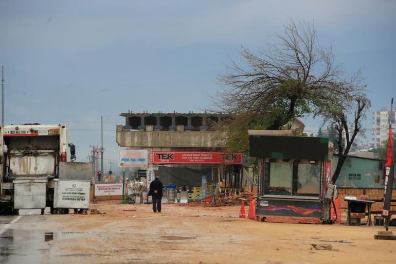 Antalyada ilginç olay Yapımı devam eden köprülü kavşak inşaatı pideciye takıldı