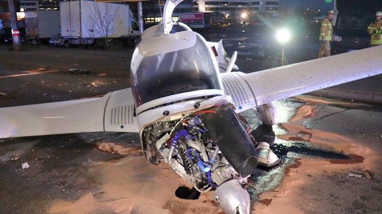 Arıza nedeniyle caddeye acil iniş yapan uçak trafik levhasına çarptı: 3 yaralı