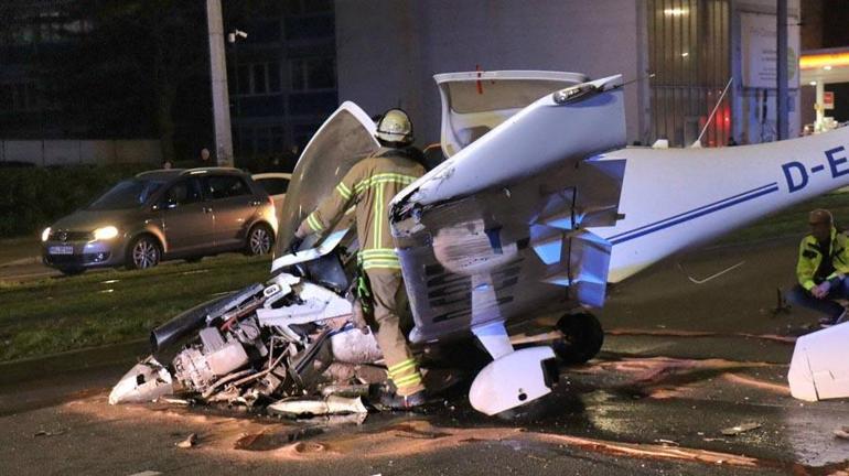 Arıza nedeniyle caddeye acil iniş yapan uçak trafik levhasına çarptı: 3 yaralı