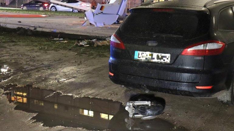 Arıza nedeniyle caddeye acil iniş yapan uçak trafik levhasına çarptı: 3 yaralı