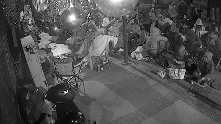 İzmir Alsancak’ta kamp sandalyeli, battaniyeli indirim nöbeti: Çarşı ortasında sabahladılar