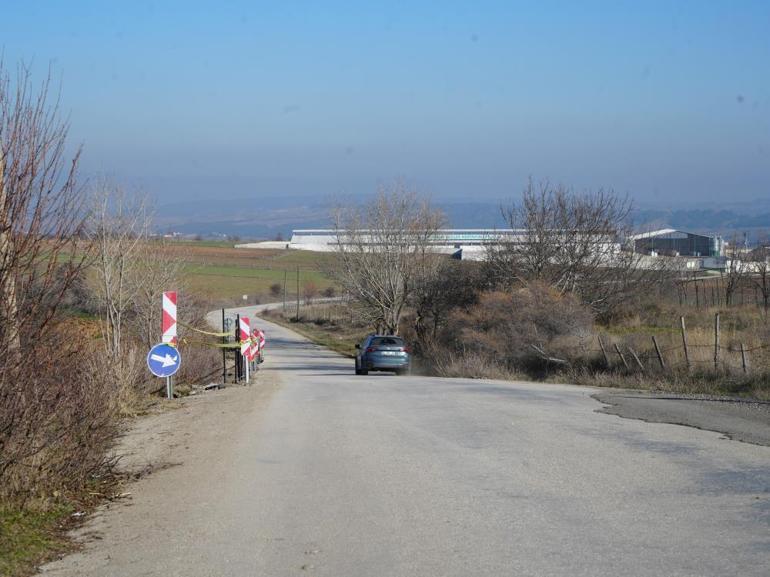 Benim arazim dedi, köy yolunu kestirdi Bu yolu kullananlar şimdi çözüm bekliyor