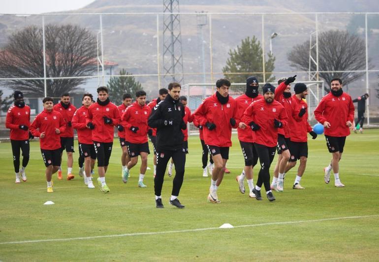 Sivassporda Mehmet Altıparmaktan transfer açıklaması: Gidecek oyuncular olacak