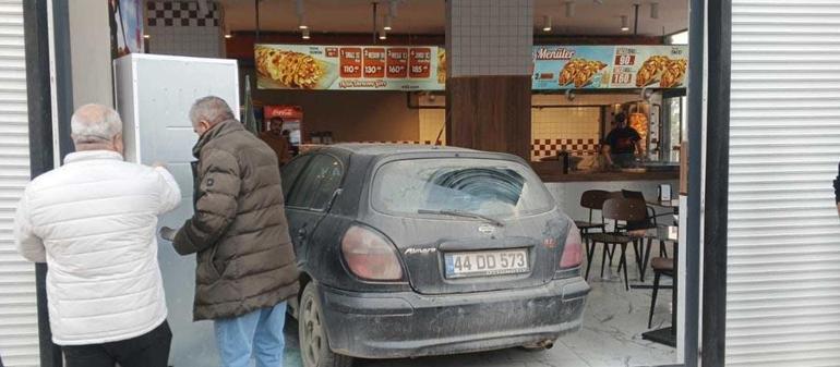 Malatyada otomobil döner salonuna girdi; o anlar kamerada