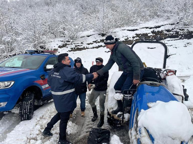 Sinopta kar altında sürpriz denetim: Vatandaş Kaymakamı karşısında buldu