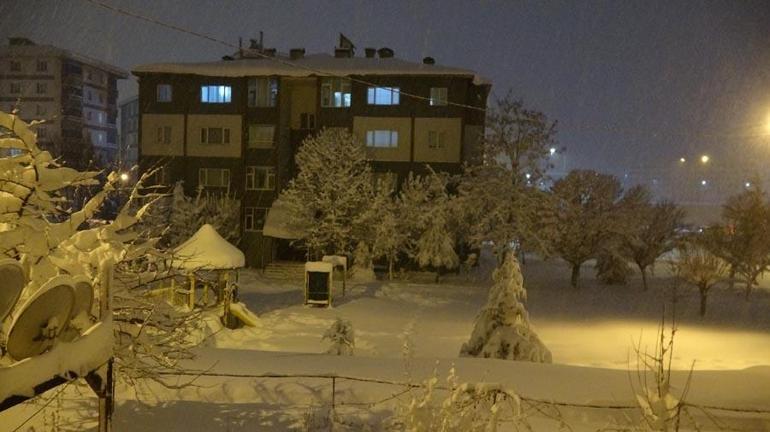 Yoğun kar yağışı nedeniyle Bitlis’te bazı yollar ağır vasıta trafiğine kapatıldı