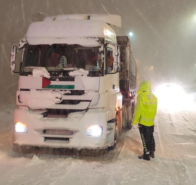 Yoğun kar yağışı nedeniyle Bitlis’te bazı yollar ağır vasıta trafiğine kapatıldı