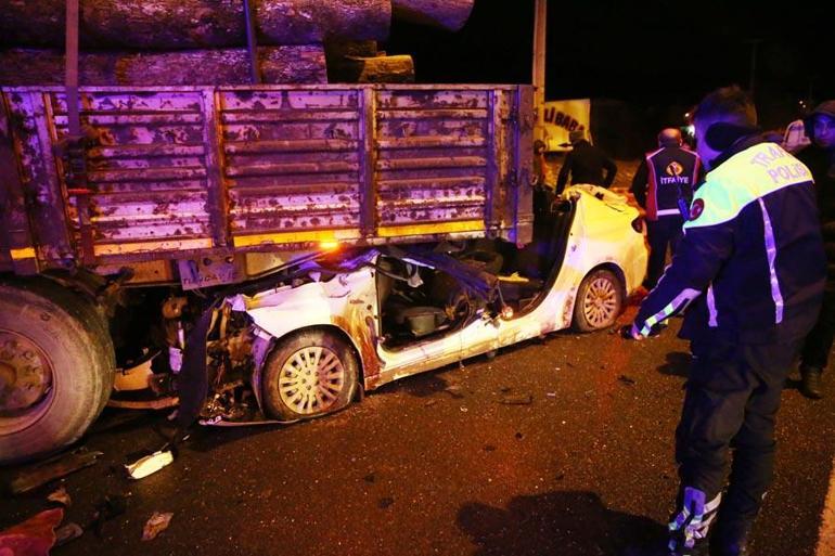 Kastamonuda korkunç kaza: Tıra çarpan otomobildeki 1 kişi öldü, 2 kişi yaralandı