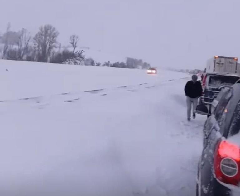 Bolu’da kar esareti Yollar tamamen ulaşıma kapandı, ekipler hızla harekete geçti