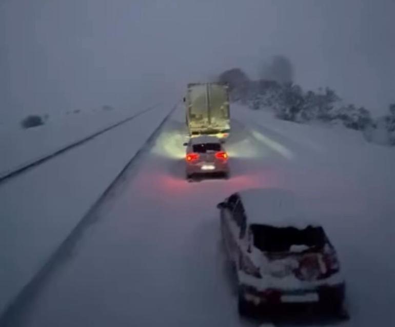 Bolu’da kar esareti Yollar tamamen ulaşıma kapandı, ekipler hızla harekete geçti