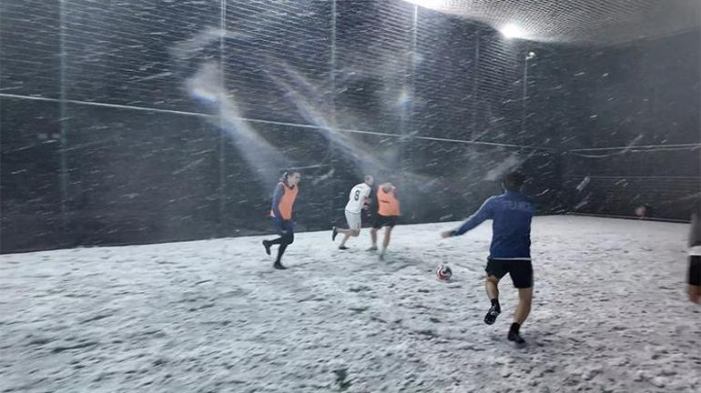 İstanbulda lapa lapa kar yağdı Halı saha aşkı engel tanımadı, maçı yarıda bırakmadılar