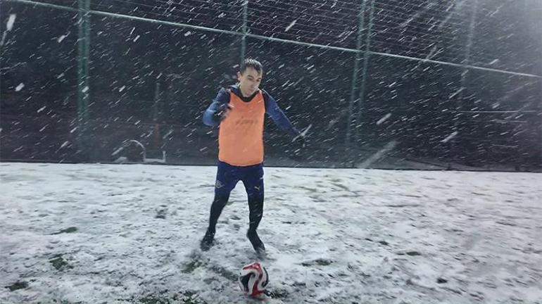 İstanbulda lapa lapa kar yağdı Halı saha aşkı engel tanımadı, maçı yarıda bırakmadılar