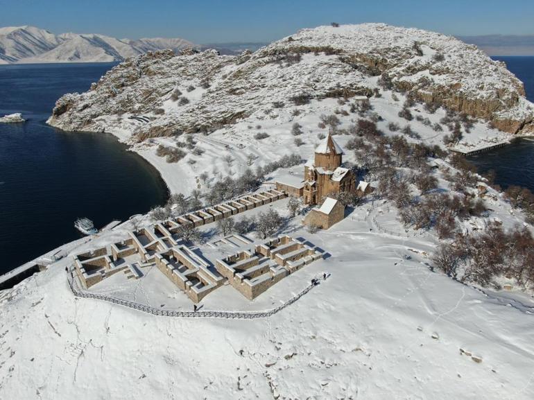 Vana gidenlerin ilk durağı kış güzelliği ile gözleri kamaştırdı Turistler akın akın gidiyor