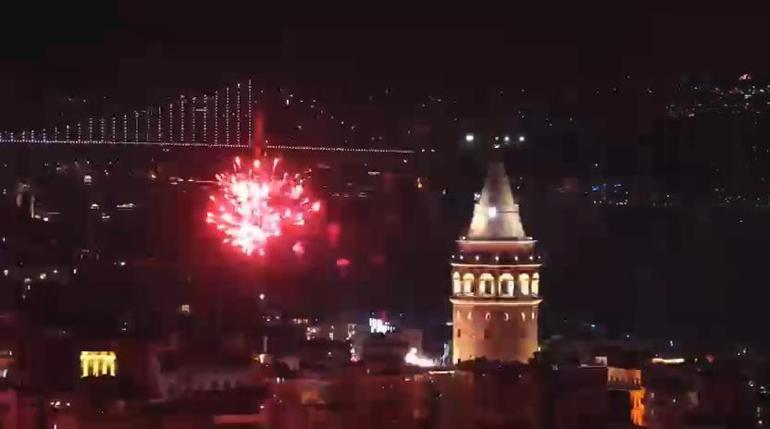 Türkiyede yeni yıl coşkuyla karşılandı Vatandaşlar sokaklara döküldü