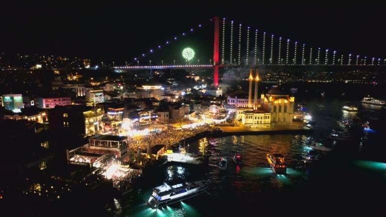 Türkiyede yeni yıl coşkuyla karşılandı Vatandaşlar sokaklara döküldü