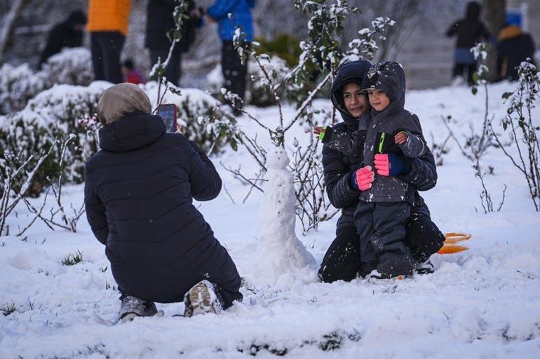BURSA'DA EĞİTİME 1 GÜNLÜK KAR TATİLİ Bursa Valiliği’nden yapılan açıklamada kentte etkili olan kar yağışından dolayı don ve buzlanma riski nedeniyle eğitime yarın 1 gün ara verildi. Valiliğin resmi sanal medya hesabından yapılan açıklamada şu ifadelere yer verildi: “İlimiz genelinde etkili olan kar yağışı ve aşırı soğuk hava koşulları nedeniyle, meteorolojik verilere göre olağan dışı buzlanma ve don olaylarının meydana geleceği, hayatı olumsuz etkileyeceği ve bu durumun uzun süreceğinin değerlendirilmesi üzerine, 02 Ocak 2026 Cuma günü ilimiz genelinde örgün ve yaygın tüm eğitim kurumlarında (özel eğitim ve rehabilitasyon merkezleri ile Kur'an kursları dahil) eğitim-öğretime bir (1) gün süreyle ara verilmiştir.Kamu kurumlarında çalışan hamile, engelli ve kronik hastalığı olan personel ile anaokulu ve kreşlere devam eden çocuğu bulunan kadın personellerimiz (kurum çalışma işleyişinde mesaisi zaruri olanlar hariç) bir (1) gün idari izinli sayılacaktır.”
