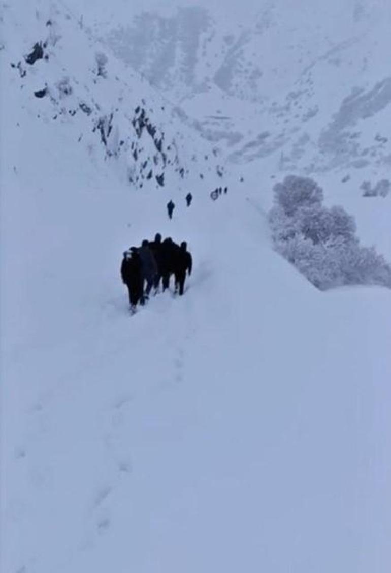 Hakkari-Van yoluna çığ düşünce aklına ilk geleni yaptı 100 kişinin hayatını kurtardı