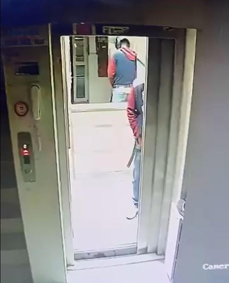 Adana’da kaskla apartmana giren şüpheli idrarını yapıp, damdaki kuşları çaldı; o anlar kamerada