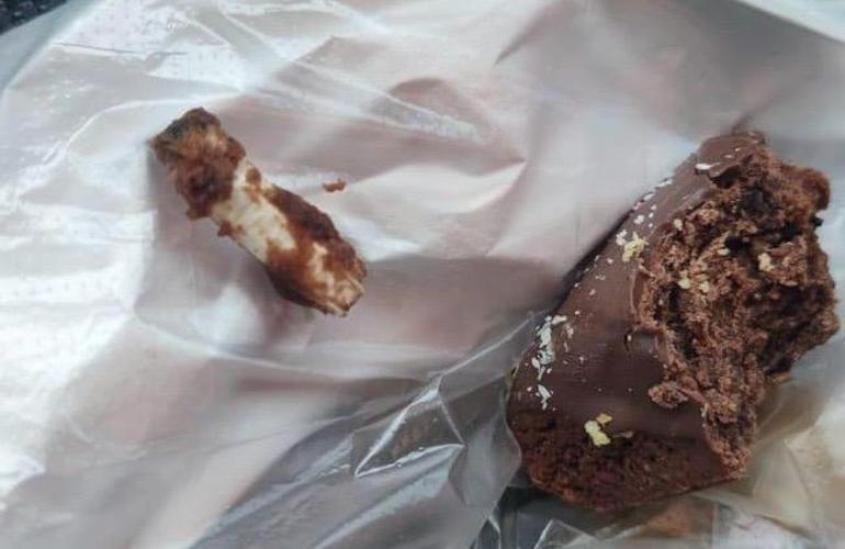 Kurabiye satın aldı Isırınca içinden çıkan şok etti