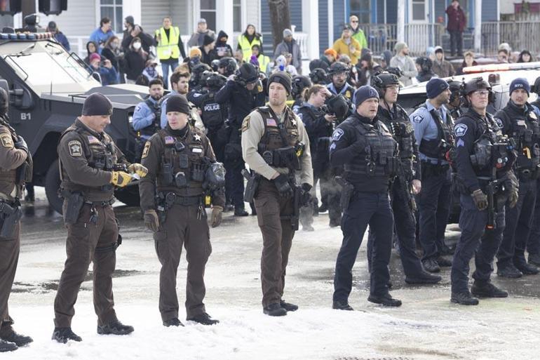 ABD polisleri, göçmen operasyonlarını izleyen ABD vatandaşını silahla vurdu