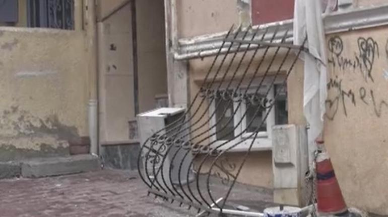 Esenyurt’ta binanın giriş katında korkutan patlama Dairedeki 2 kişi kayıplara karıştı