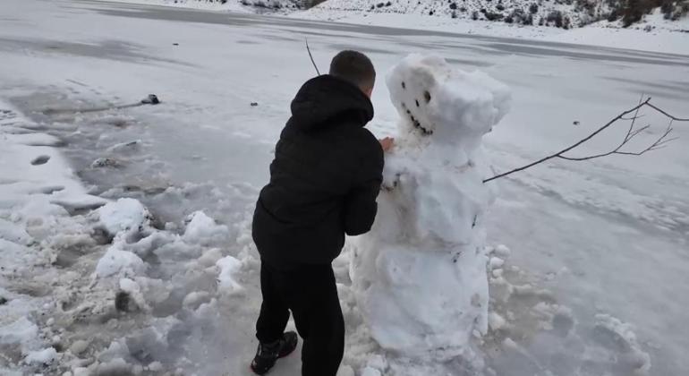 Dondurucu soğuklar, ilçede alışılmadık manzaralar oluştururken, barajın üzeri adeta doğal buz pistine dönüştü. Buz tutan barajı fırsat bilen çocuklar, gölün üzerinde kardan adam yaptı, kızakla kayarak doyasıya eğlendi.
