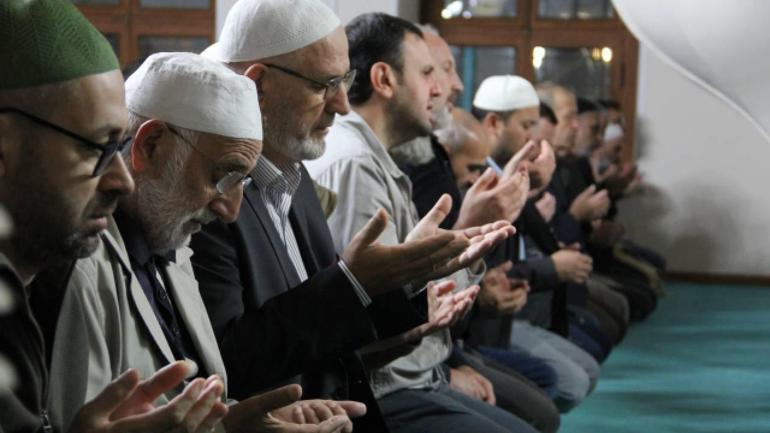 Miraç Kandilinde 100 Defa İstiğfar Nedir Miraç Gecesi 100 Kez Tövbe ve İstiğfar Çekmenin Anlamı ve Manevi Önemi