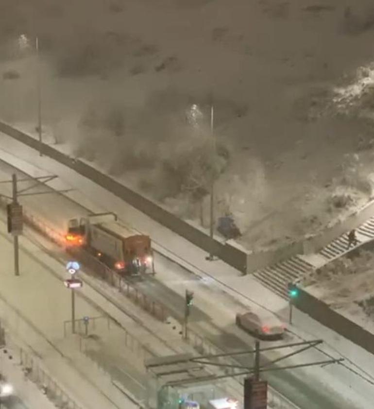 Kayseri’de kar topu isabet eden kar küreme aracı refüje çarptı; o anlar kamerada
