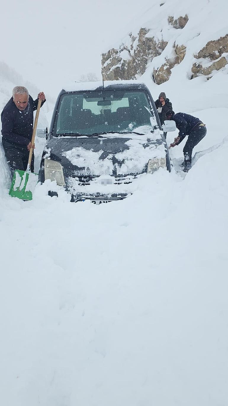 Van Bahçesaray’da çığ faciası son anda atlatıldı: Araçtaki aile ölümden döndü