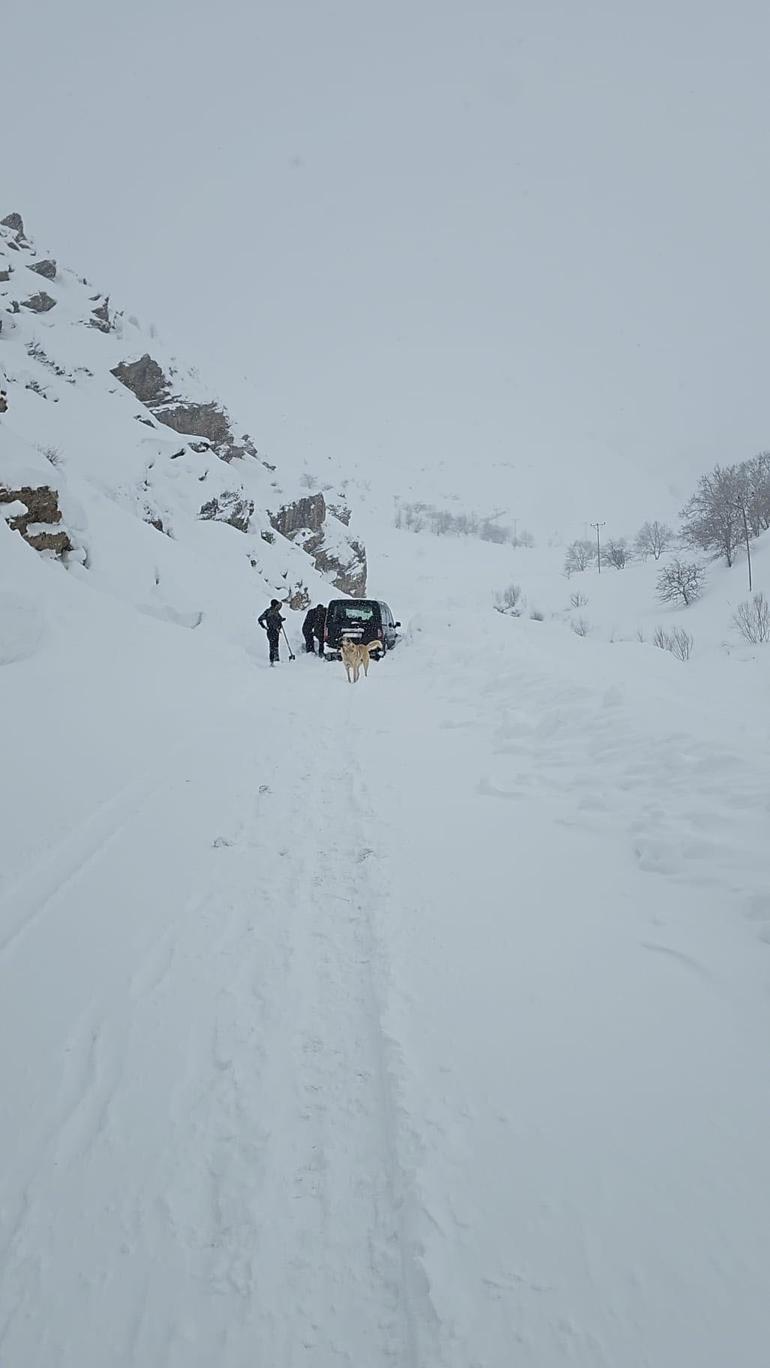 Van Bahçesaray’da çığ faciası son anda atlatıldı: Araçtaki aile ölümden döndü
