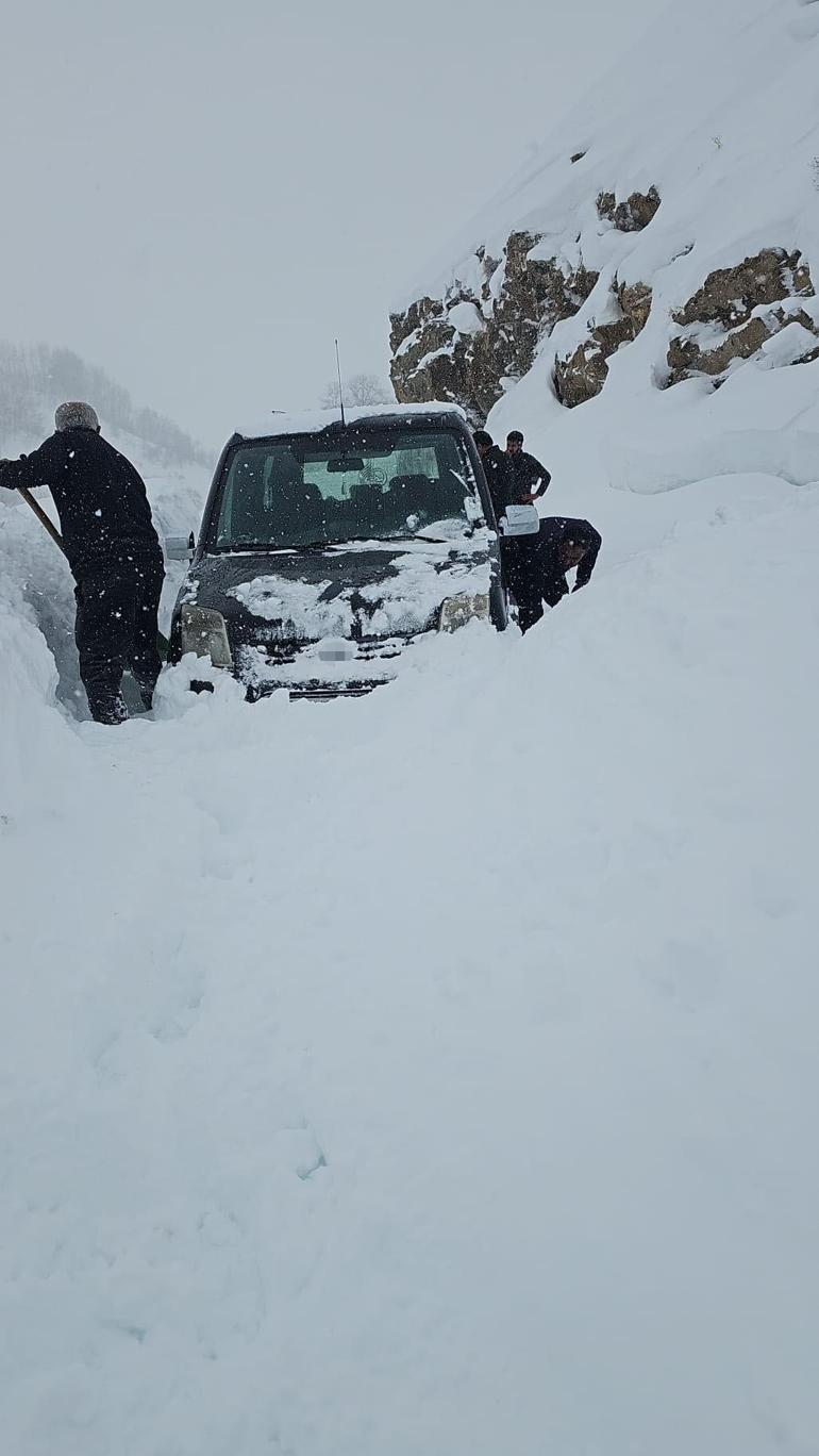 Van Bahçesaray’da çığ faciası son anda atlatıldı: Araçtaki aile ölümden döndü