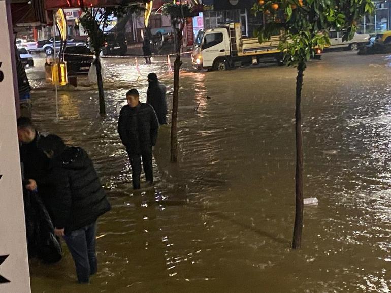 Antalyada sağanak yolları göle çevirdi İş yerlerini sular bastı, araçlar mahsur kaldı