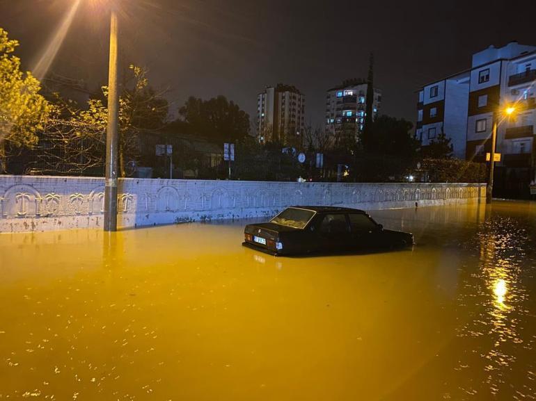 Antalyada sağanak yolları göle çevirdi İş yerlerini sular bastı, araçlar mahsur kaldı