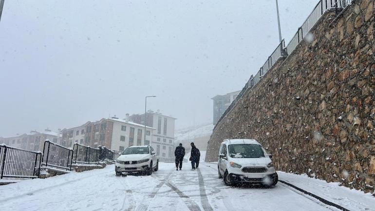 Kahramanmaraşta vatandaşların vazgeçilmezi Kardan tatlı yaptı, kapış kapış satıyor