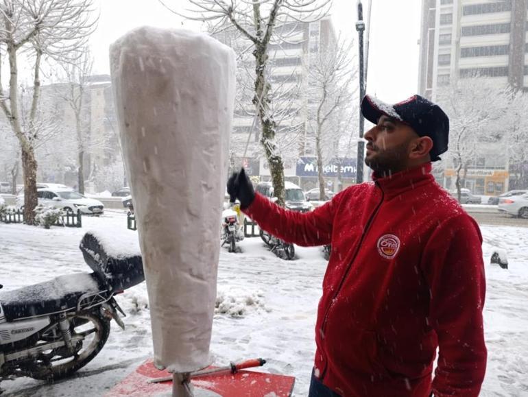 Kahramanmaraşta vatandaşların vazgeçilmezi Kardan tatlı yaptı, kapış kapış satıyor