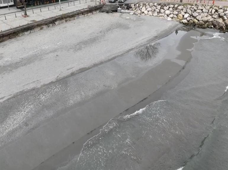 İstanbulda deniz suyu 200 metre çekildi: Silivri ve Avcılarda panik