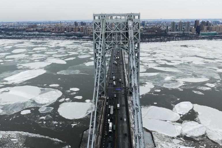 Yoğun kar yağışı ve dondurucu soğuklar Hudson Nehri’ni kısmen dondurdu