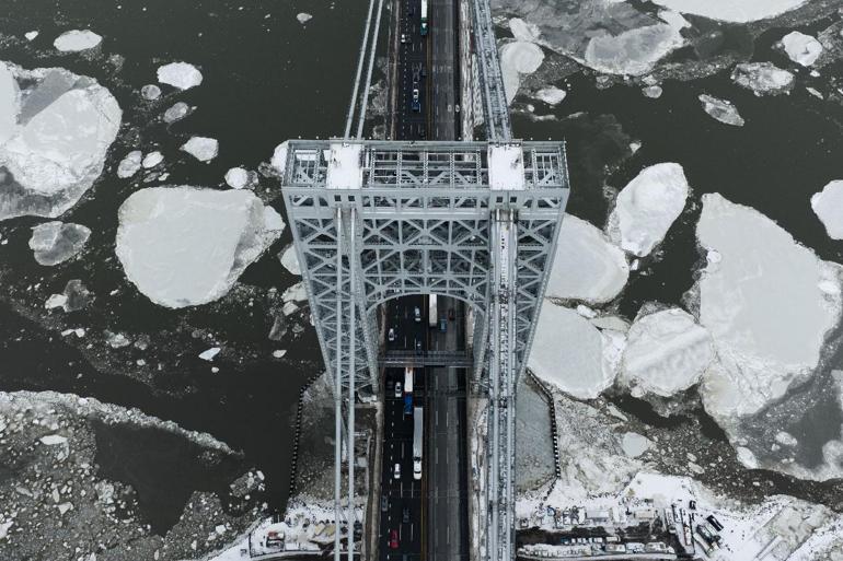 Yoğun kar yağışı ve dondurucu soğuklar Hudson Nehri’ni kısmen dondurdu