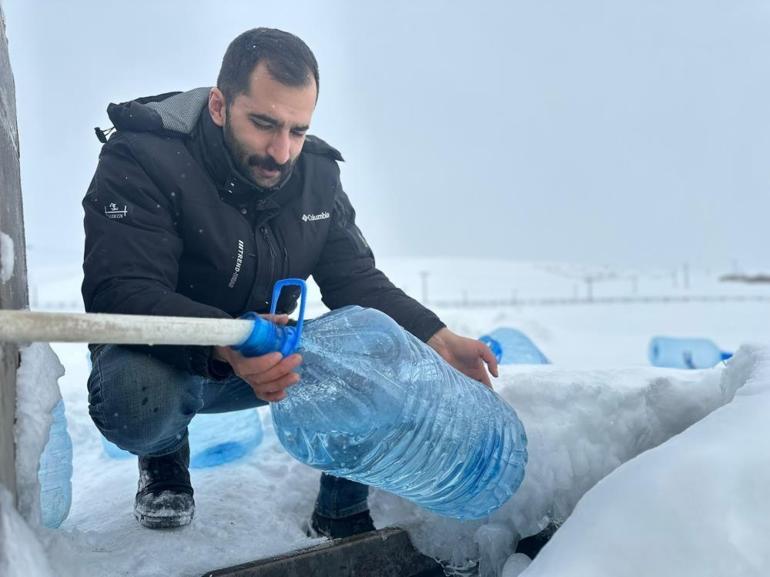 Erzurumda sular dondu Vatandaş çeşmeden su taşıyor