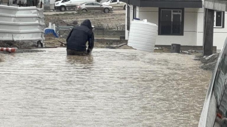 Edirnede sağanak etkili oldu, yollar göle döndü