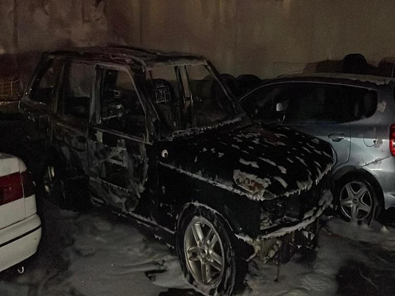 İstanbulda 5 araç birden yandı: Otoparkta esrarengiz yangın